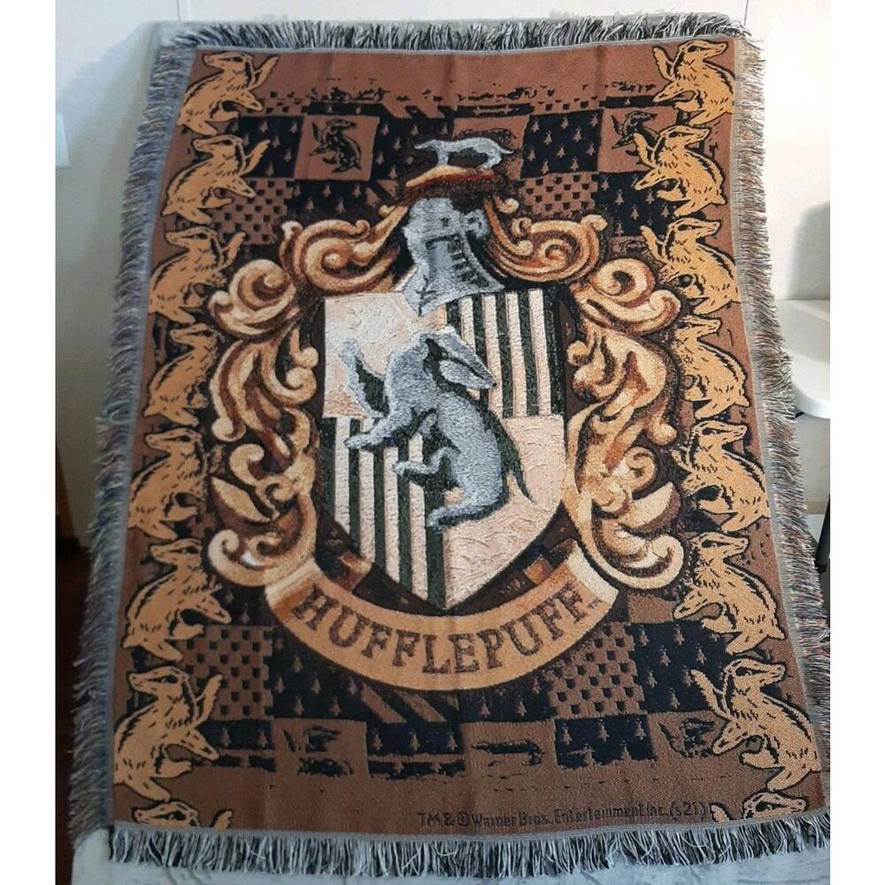 Harry Potter Hufflepuff Crest Badger Tapestry Woven Blanket 48x60 Warner Bros.